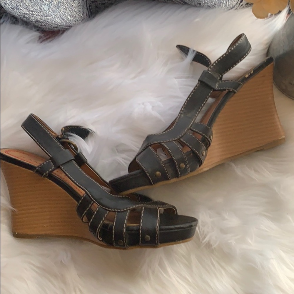 Cute pair of sandals couple marks see pic